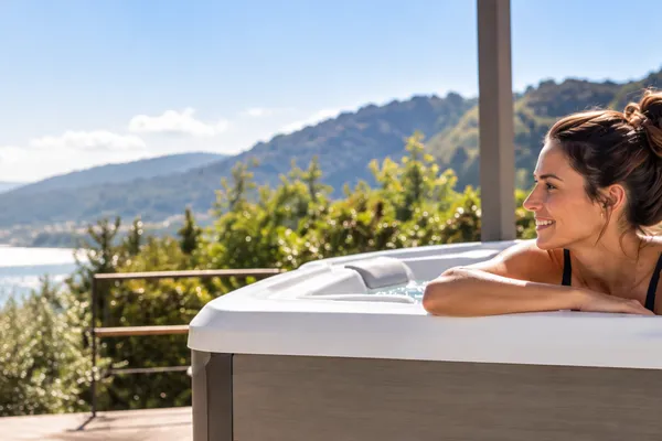 femme-relaxe-spa-hotspring-mobile femme qui se relaxe dans un SPA Hotspring, Wellnéo mobile
